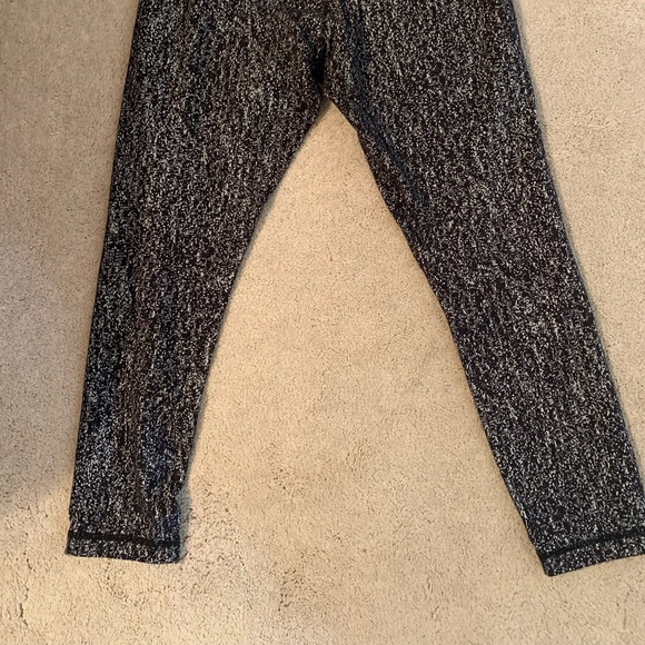 Lululemon Black & White Textured Wunder Unders - Picture 8 of 9